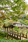 Rinshunkaku Haus und Teisha Brücke im Sankeien Garden, Yokohama, Kanagawa, Japan