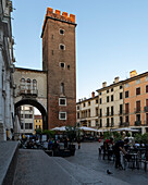Blick über den Piazza delle Erbe neben der Basilika Palladiana in Vicenza, Venetien, Italien