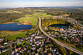 Bundesautobahn A48 bei Ulmen, Jungfernweiher, Ulmener Maar, Vulkaneifel, Deutschland, 