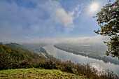 Blick durch den herbstlichen Morgennebel auf den Rhein in Richtung Süden, Erpel, Rheinland-Pfalz Deutschland