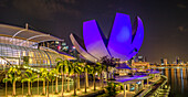 Marina Bay Sands Hafenpromenade und Art Science Museum bei Nacht, Singapur