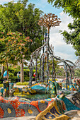Springbrunnen im Gaudi-Stil am Merlion Walk auf der Insel Sentosa, Singapur