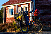 Geta, Aussichtspunkt, altes Holzhaus mit Fahrrad und Radtaschen, Ahland, Finnland