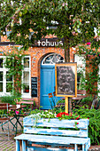Blick auf ein Restaurant auf dem Eutiner Marktplatz, Eutin, Ostholstein, Schleswig-Holstein, Deutschland
