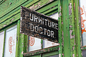 Verlassenes Geschäft, Möbel Arztschild über der Haustür