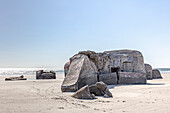 Frankreich, Bretagne, heruntergekommener Bunker aus dem zweiten Weltkrieg am Strand