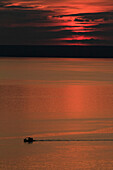 Roter Sonnenuntergang über dem Boot auf dem Wasser, Kvarner, Kroatien