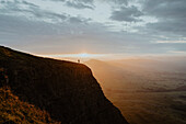 Wanderer auf Berggipfel, Nationalpark Peak District, England