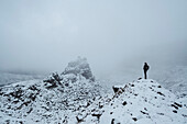 Wanderer auf schneebedeckten Felsen, Nationalpark Peak District, England