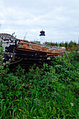Altes Boot vor dem Leuchtturm "dicke Berta" im Erholungsgebiet Cuxhaven an der Nordsee, Herbst, Niedersachsen, Deutschland