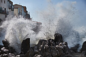 Cefalu, Brandung am Meer, Sizilien, Italien