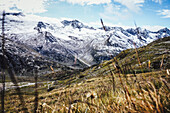 Die Zillertaler Gebirgskette mit Neuschnee im Herbst, Berliner Höhenweg im Trailrunning Stil, Mehrtagestour in den Zillertaler Alpen, Tirol, Österreich