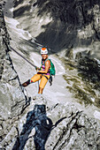 Kletterin beim Abseilen im Blassengrat, Alpine Gratkletterei im Wetterstein, Hochblassen, Bayern, Deutschland