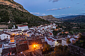 Das Dorf Chulilla, Klettergebiet in Spanien, Provinz Valencia, Blaue Stunde, Nachtaufnahme, nach Sonnenuntergang
