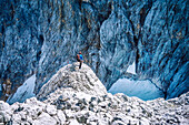 Kletterer am Ausstieg der Eisenzeit - eine Kletterroute über den alten Tunnelbauersteig auf die Zugspitze, Wetterstein, Bayern, Deutschland