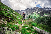 Trailrunnerin auf Tour am Waalweg in den Ötztaler Alpen, Tirol, Österreich