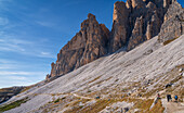 Hikers circumnavigating the Three Peaks, Auronzo, Dolomites, Italy, Europe