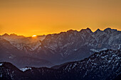 Sonnenaufgang über dem winterlichen Kaisergebirge, von der Rotwand, Spitzinggebiet, Bayerische Alpen, Oberbayern, Bayern, Deutschland
