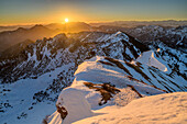 Sunrise over the wintry Chiemgau Alps, snow ridge in the foreground, from the Rotwand, Spitzing area, Bavarian Alps, Upper Bavaria, Bavaria, Germany