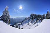 Weiter Schneehang mit Winterwald im Hintergrund und Blick zum Geigelsteinmassiv, Abereck, Chiemgauer Alpen, Oberbayern, Bayern, Deutschland