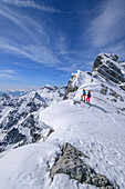 Zwei Frauen auf Skitour stehen an Schneegrat und blicken aufs Steinerne Meer, Ofental, Berchtesgadener Alpen, Nationalpark Berchtesgaden, Oberbayern, Bayern, Deutschland