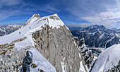 Panorama mit zwei Personen steigen zum Hochkalter auf, Hochkalter und Watzmann im Hintergrund, Ofental, Berchtesgadener Alpen, Nationalpark Berchtesgaden, Oberbayern, Bayern, Deutschland