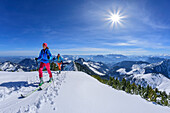 Zwei Frauen auf Skitour steigen zum Großen Traithen auf, Großer Traithen, Mangfallgebirge, Bayerische Alpen, Oberbayern, Bayern, Deutschland