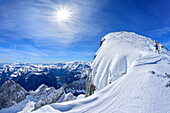 Person auf Skitour steigt zum Watzmann auf, Hocheck, Watzmann, Berchtesgadener Alpen, Nationalpark Berchtesgaden, Oberbayern, Bayern, Deutschland