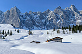 Zwei verschneite Almen vor den Laliderer Wänden, Mahnkopf, Karwendel, Naturpark Karwendel, Tirol, Österreich
