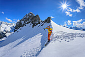 Frau auf Skitour fährt über Wechte ab, Gamsjoch, Karwendel, Naturpark Karwendel, Tirol, Österreich