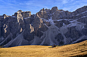 Kleine Hütte vor der Geislergruppe, Puez-Geisler, Lungiarü, Dolomiten, Italien, Europa\n