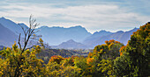 Herrlicher Blick unweit des Guglhör Anwesens über das Murnauer Moos auf das Wettersteingebirge im Oktober, Murnau, Bayern, Deutschland