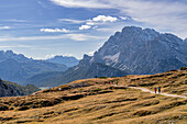 Abstieg von den Drei Zinnen mit Blick auf die Cristallogruppe, Südtirol, Italien, Europa