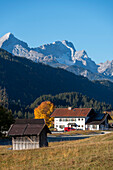 Guest house Gebirgsblick, behind it the Zugspitze massif with Alpspitze, Zugspitze and Waxenstein, Gerold, Werdenfelser Land, Bavaria, Germany