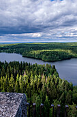 Blick vom Ausschtsturm im Park Aulanko-Naturpark, Hämeenlinna, Finnland