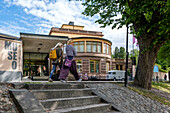 Fussgänger vor Museum Aboa vetus und Ars nova, Turku, Finnland