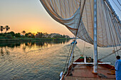 Segelboot mit Seemann auf dem Nil, Ägypten
