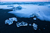 Eisbrocken am schwarzen Strand bei Jökulsa, Sudausturland, Island, Europa