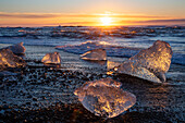 Eisskulpturen am schwarzen Strand bei Jökulsa, Sudausturland, Island, Europa