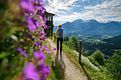 Frau wandert auf Soleleitungsweg zum Gasthof Söldenköpfl, Soleleitungsweg, Berchtesgadener Alpen, Salzalpensteig, Oberbayern, Bayern, Deutschland