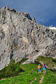 Mann und Frau beim Wandern gehen auf Südwandhütte zu, Dachstein, UNESCO Welterbe Hallstatt, Steiermark, Österreich