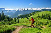 Mann beim Wandern steigt zum Trainsjoch auf, Trainsjoch, Mangfallgebirge, Bayerische Alpen, Oberbayern, Bayern, Deutschland