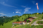 Zwei Personen beim Wandern stehen vor Alm, Mariandlalm, Trainsjoch, Mangfallgebirge, Bayerische Alpen, Oberbayern, Bayern, Deutschland