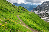 Mann und Frau wandern auf Höhenweg, Bladner Joch, Karnische Alpen, Kärnten, Österreich