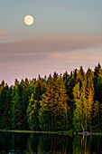 Landschaft mit Vollmond auf der Seenplatte, Finnland