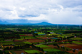 Blick auf die landwirtschaftlichen Felder in der Nähe von Megamalai in Tamil Nadu, Indien