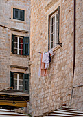 Wäscheständer in den Gassen der Altstadt von Dubrovnik, Dalmatien, Kroatien.