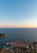 Blick vom Mount Srd hinunter auf die Altstadt von Dubrovnik, Dalmatien, Kroatien.