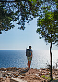 Mann blickt von der Insel Lokrum hinaus aufs adriatische Meer vor Dubrovnik, Dalmatien, Kroatien.