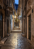 Die leeren Gassen frühmorgens in der Altstadt von Dubrovnik, Dalmatien, Kroatien.